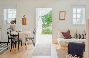 Charming Hen House With Terrace Near Vadstena