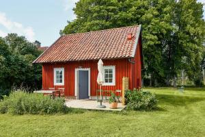 Charming Hen House With Terrace Near Vadstena