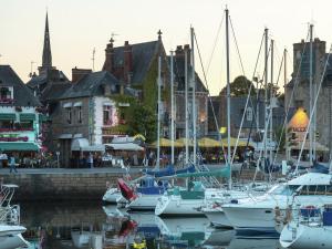 Home for 7 Guests in Plouvara