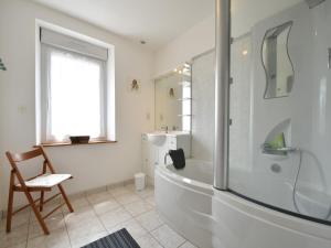 Home for 7 Guests in Plouvara