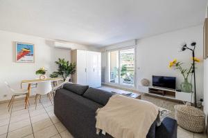 Bright One bedroom Apt with Parking and Terrace