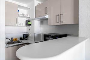 Bright One bedroom Apt with Parking and Terrace