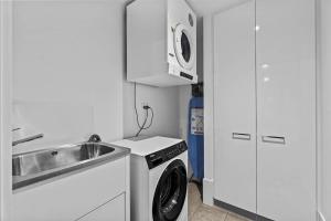 Elegant 1BR CBD Apt Walkable - Parking - WiFi