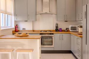 Chic & Stylish 3BR Home by West Kensington Station