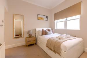 Chic & Stylish 3BR Home by West Kensington Station
