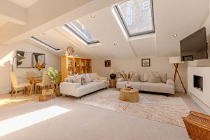 Chic & Stylish 3BR Home by West Kensington Station