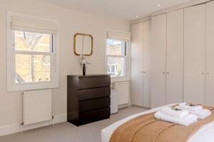 Chic & Stylish 3BR Home by West Kensington Station