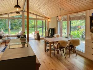 Cozy Summerhouse Near The Beach In Rågeleje