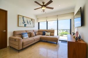 Luxury 2-Story Apt with Jacuzzi