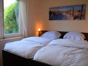 Bungalow in Noordwijkerhout near Lake