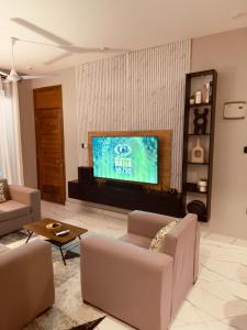 Modern Private En-Suite Room with Pool & In-Room TV