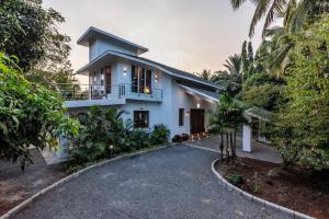 SaffronStays Osaree - 5BR pet-friendly villa near Kihim Beach with a pool and terrace