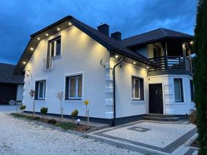 Luksusowa Ekskluzywna willa z sauną,siłownią dużym ekskluzywnym salonem na wyłączność eksluzywny duży dom 2 poziomy-dom nowoczesny styl elegancki 3 łazienki , sypialnia,salon, 2 duże garaże POMYSŁ NA JESIENNO ZIMOWY WYJAZD wolne terminy 