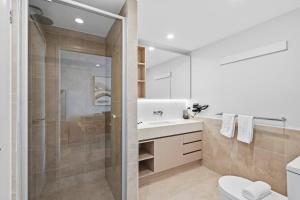 HELIA - Beautiful West End Apt with parking