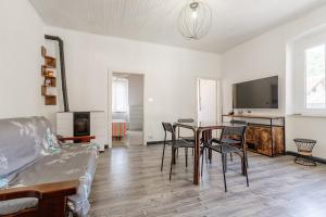house with garden, two rooms