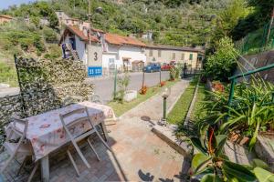 house with garden, two rooms