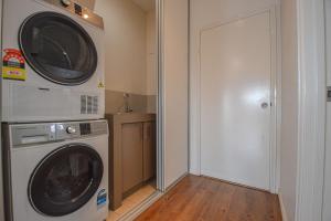 Contemporary Crib Generous 1x1