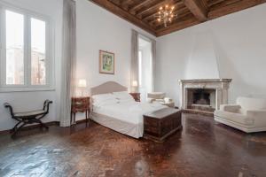 Apartment room in Ancient Palace In Downtown Rome
