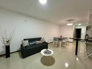 Flat with Pool, Gym & Great Views