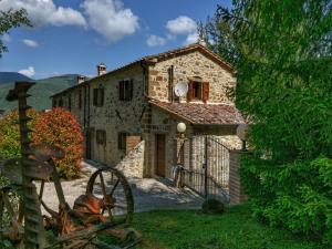 Holiday house overlooking lake near Tuscany