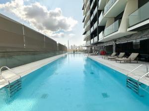 Modern 1BR Haven in Prime JVC Spot