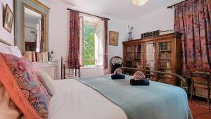 Maison de village, Accès cascade et rivière