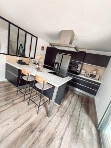 Maisons de vacances Duplex, hyper-central - piscine privee - garage : photos des chambres