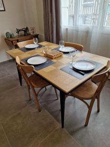 Appartements La Dauphine - Private Parking & Courtyard : photos des chambres