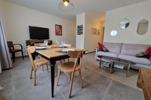Appartements La Dauphine - Private Parking & Courtyard : photos des chambres