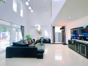 Cozysea Pool Villa ,4 bedrooms 5 bathrooms with private pool and 440square meters large tropical garden villa near the Jomtien beach and night market