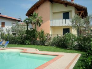 Small residence with swimming pool and 8 lovely apartments