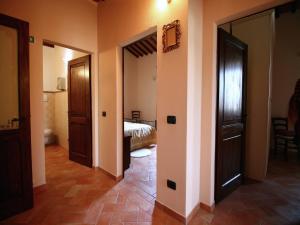 Lovely Farmhouse in Asciano with Swimming Pool