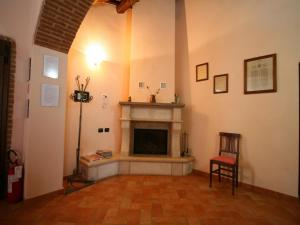 Lovely Farmhouse in Asciano with Swimming Pool