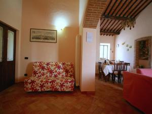 Lovely Farmhouse in Asciano with Swimming Pool