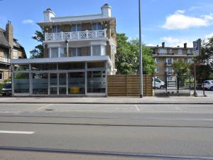 Former hotel in the centre and at 50 metres from the beach in Panne