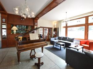 Former hotel in the centre and at 50 metres from the beach in Panne