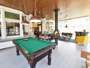 Former hotel in the centre and at 50 metres from the beach in Panne