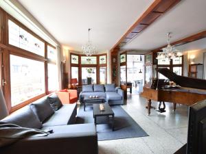 Former hotel in the centre and at 50 metres from the beach in Panne