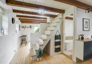 Sheenas Cabin In The Heart Of Hammer Bakker