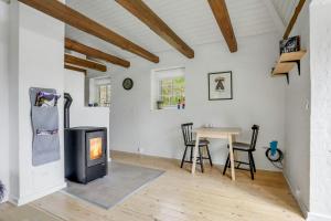 Sheenas Cabin In The Heart Of Hammer Bakker