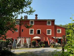 Rustic Loft Among Vineyards And Olive Groves In Tuscany