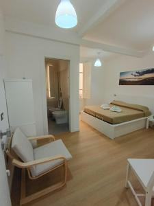 WHITE MOON CAGLIARI via Dettori 5 Centro img11