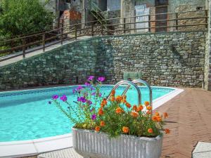 Flat with heated hot tub and shared pool