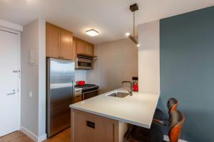 Hells Kitchen 1BR w Gym Doorman Lounge NYC-249