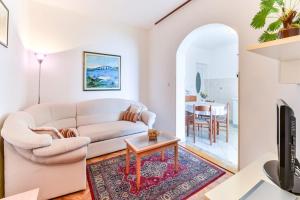 Apartments in House Liveric, in Vir at the beach