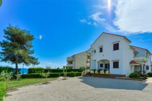 Apartments in House Liveric, in Vir at the beach
