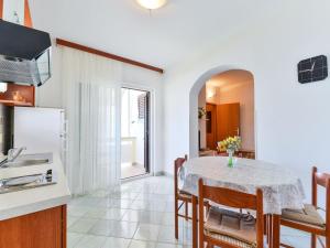 Apartments in House Liveric, in Vir at the beach