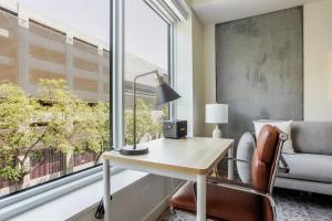 Blueground Hollywood rooftop pool nr Hollywood Bowl LAX-1400