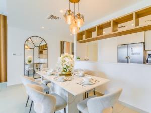 TRPS - Downtown Views II Tower 2, Downtown Dubai - 3BR plus Maids - Stylish Apartment Near Burj Khalifa & Attractions