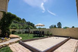 Maisons de vacances Attractive holiday home with shared pool in the Luberon : photos des chambres